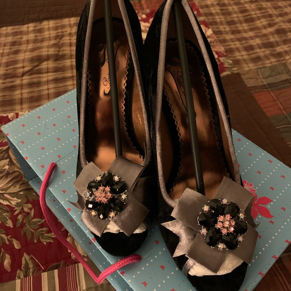 Poetic License Dazzling Day 6.5 Black Velvet Heels, Gray Satin Bows & Crystals - Picture 3 of 9